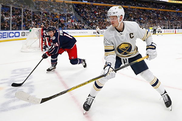 斯洛特执教利物浦遭遇挑战，进攻防守问题突出，萨拉赫争议，压力倍增。